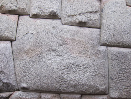 Nur wenige Mauern der Inka haben in Cusco überlebt, wie auch diese hier mit dem berühmten 12-eckigen Stein. Die Mauer ist ein Beispiel für die Technik der fugenlosen Verblockung riesiger Steine.