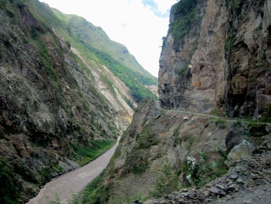 Beängstigende Fahrt auf dem winzigen Weg am Abhang.