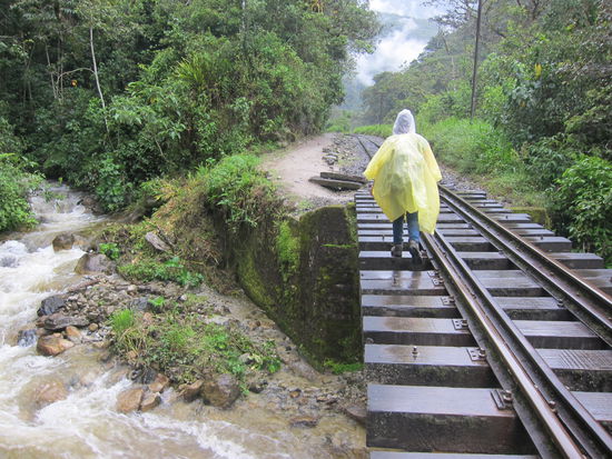 Oft mussten wir auf dem Weg mithilfe der Gleise über kleine Bäche gelangen.