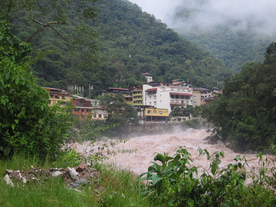 Das Dorf am Fuße des Machu Picchu Bergs, Aguas Calientes, liegt am reißenden Fluss Urubamba.