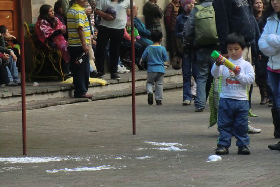 Bei der Ankunft in dem Dorf bekamen wir noch die letzte Karnevalstimmung mit. An allen anderen Orten zuvor waren wir immer zu früh oder zu spät für die Karnevalsveranstaltungen. Nur in Ecuador sind wir in eine Schaumschlacht mit Kindern geraten und haben uns daraufhin auch mit Schaumspray bewaffnet, allerdings hatten wir dann keine Gelegenheit mehr es einzusetzten und haben es an ein dickes Kind verschenkt.