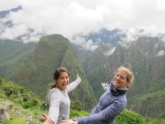 Am nächsten Tag ging es dann um 6 Uhr morgens auf den Machu Picchu. Das besondere an der alten Inkastadt ist, dass sie hoch oben in den Bergen versteckt liegt. Zum Glück gibt es neben den 1000 Treppenstufen auch einen Bus hinauf 