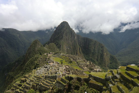 Mittags konnten wir dann ganz Machu Picchu erblicken. Der Berg im Hintergrund hat die Form eines Gesichts, wenn man das Bild um 90 Grad dreht (es funktioniert in beide Richtungen, nach links erkennt man es aber deutlicher).