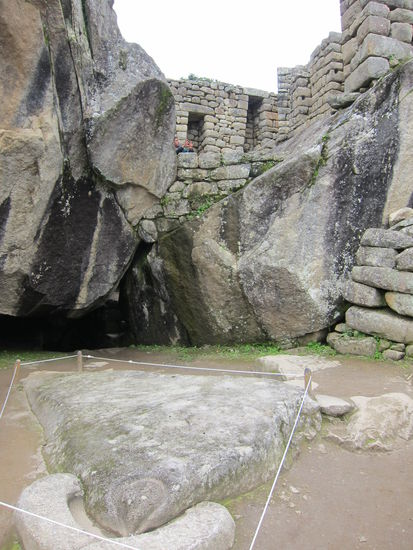 Eines von vielen besonderen Symbolen der Inkas. Die Steine stellen einen Kondor dar: vorne auf dem Boden der Schnabel und hinten rechts und links die Flügel.