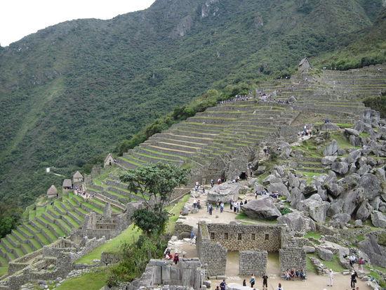 Die vielen Terassen wurden zum landwirtschaftlichen Anbau und zur Stabilisierung des Berges genutzt.