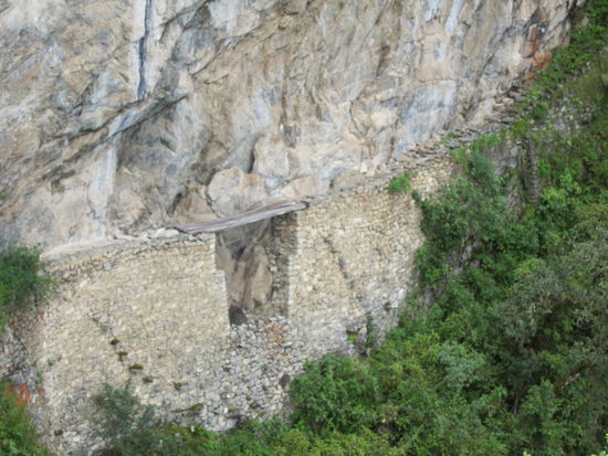Die Brücke der Inkas: eine halbe Stunde von den Ruinen entfernt fand man diese steile Brücke am Fels entlang.