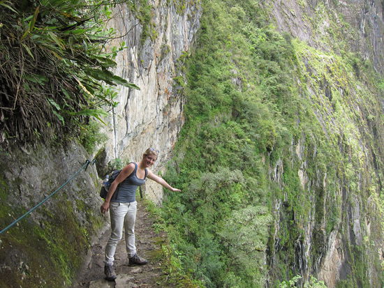 Es geht hunderte Meter ohne Absperrung in die Tiefe.