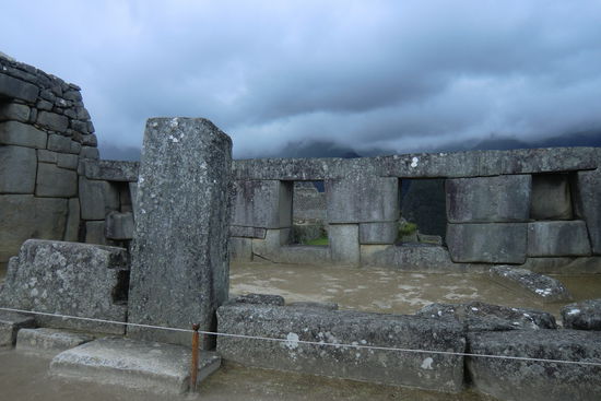 Der Tempel der drei Fenster war der Sitz des Inka-Herrschers. Auch hier sieht man wieder, wie die Inkas bei ihren Bauten auf die aufeinander passenden Steine geachtet haben.