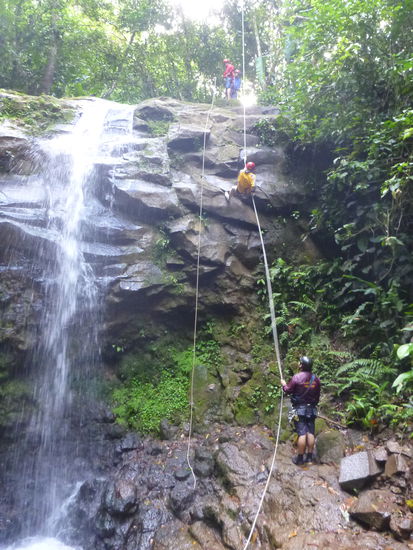 Ich (in gelb) beim Canyoning