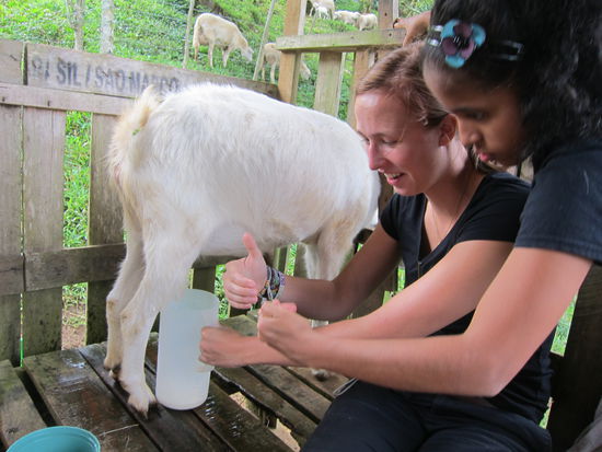 Die Tochter zeigt uns nochmal die Bewegung
