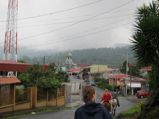 Mein Pferd war sehr faul und langsam, ich war immer hinter den anderen. Mitten auf einer Straße ist es einfach stehengeblieben und dann kam natürlich ein Lastwagen. Auf dem Rückweg hab ich eine Peitsche aus Bambus bekommen, falls das nochmal passiert wäre.