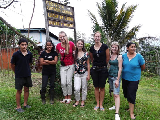 Cynthia, Shanna, Mathilde und ich mit der Familie des Ziegenhofs (der Vater macht das Foto)