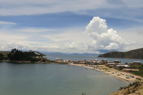 ...und landeten in einem kleinen Dorf mit einem unerwartet schönen Sandstrand.