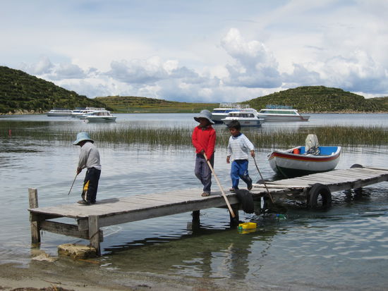 Von Copacabana aus fuhren wir zunächst mit einem etwas überfüllten Boot auf die Nordseite der Isla del Sol...
