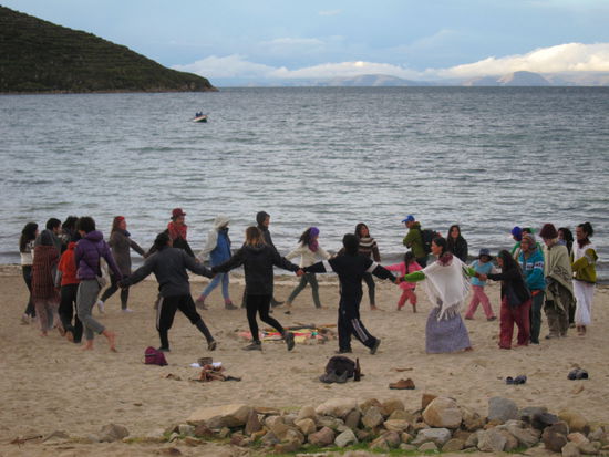 Bei Sonnenuntergang gerieten wir zufällig in eine Mondzeremonie zur Feier des Vollmondes und der Mutter Erde und haben einfach mal mitgemacht. Zusammen mit 50 anderen Hippies tanzten und beteten wir den Mond an.