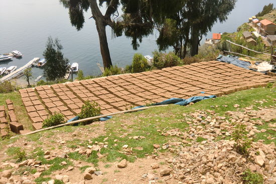 Stahl und Beton? Fehlanzeige: hier wird noch mit in der Sonne getrockneten Lehmziegeln gebaut.