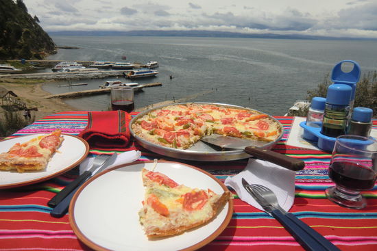 Leckeres Mittagessen in einer von unzähligen Pizzerien auf der Insel mit Blick auf den Hafen.