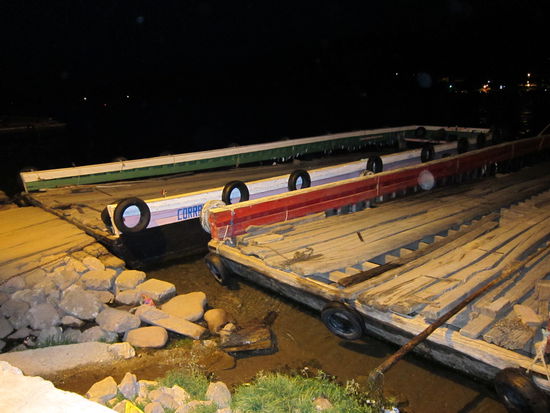 Die Fahrt gestaltete sich abenteuerlich: an einer Stelle mussten wir den Titicacasee mit einer mittelalterlichen "Fähre" aus Holzbalken überqueren. Anscheinend liegen auf dem Seegrund mehr gesunkene Busse als man zählen kann.
