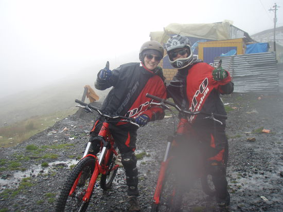 Mit viel Regen und Nebel ging die Fahrt los. Auf Sicherheit wird hier zumindest kleidertechnisch viel Wert gelegt.