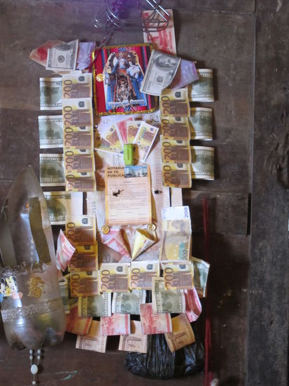 Ein Geldschein-Schrein in einem Kiosk