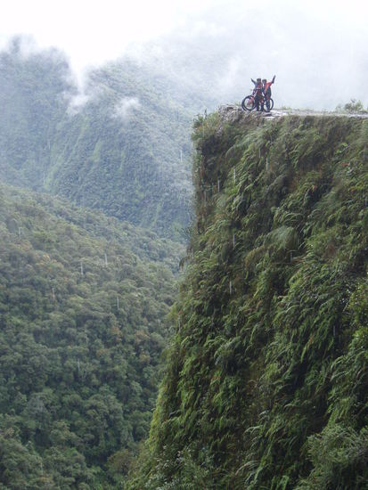 Das typische Death Road Foto: wir beide am Abgrund