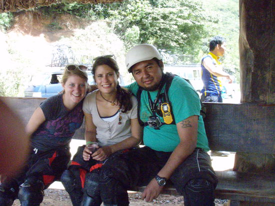 In der nächsten Pause machte ein Kind dieses Bild von uns und unserem persönlichen Guide, dessen Job es ist voraus zu fahren und Fotos von uns zu machen. Wir hatten das Glück, ihn ganz für uns alleine zu haben und nicht mit einer Gruppe halbrecherisch fahrender Leute unterwegs zu sein, so wie wir das bei den anderen Touren beobachten konnten.