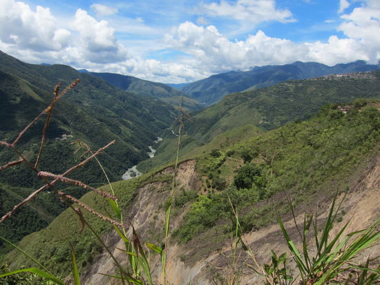Die Todesstraße schlängelt sich am Hang entlang und bietet tolle Aussichten