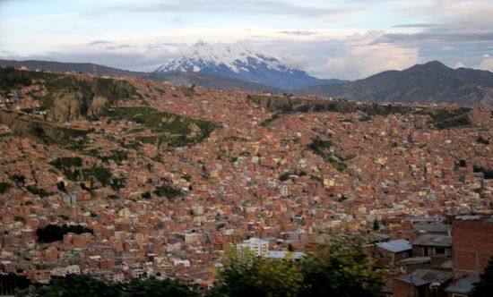 La Paz mit dem mächtigen Illimani (6.439 m) im Hintergrund.