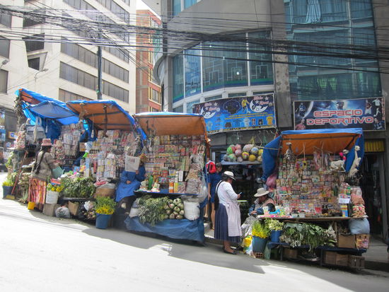 Der Hexenmarkt: hier werden alle möglichen Kräuter, Heilgetränke, abergläubischer Schnickschnack verkauft und man kann sich aus Kokablättern die Zukunft lesen lassen.
