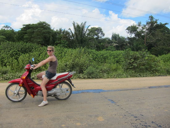 Typisch Bolivien: Kein Helm, keine Alters- oder Führerscheinkontrolle, bezahlt wird später, Pfand muss man keins hinterlegen = Vertrauen oder es sich einfach machen 