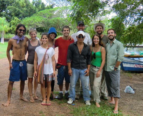 Unsere Gruppe aus Israel, Chile, Neuseeland, Belgien und unser etwas zu cooler Guide Taz, der die ersten 13 Jahre seines Lebens im Regenwald aufgewachsen ist.