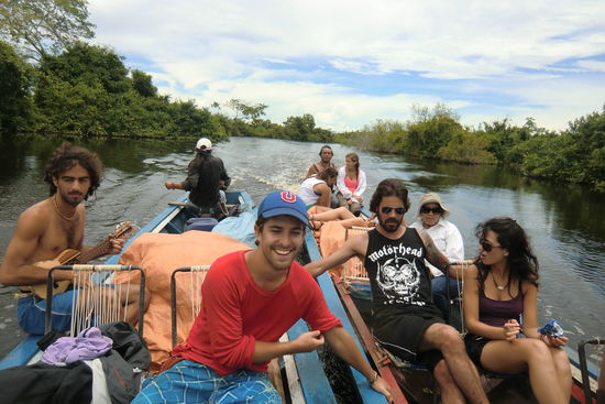 Auf dem Rückweg zum Jeep nach Rurrenabaque ging der Motor unseres Kahns kaputt. Da war auch der Coole Taz ratlos. Zum Glück kam nur wenige Minuten später eine andere Gruppe vorbei und hat uns den ganzen Weg zurück (etwa eine dreiviertel Stunde) abgeschleppt.
