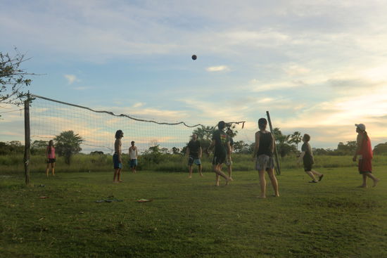 An beiden Abenden fuhren wir zu einem netten Plätzchen am Flussufer. Dort gab es eine kleine Bar sowie ein Volleyball- und Fußballfeld. Hier zeigte der Coole Taz allen wie man im Dschungel Volleyball spielt...