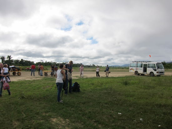 Am Ende der Landebahn warteten wir auf das ankommende Flugzeug, das direkt vor unseren Füßen landete und uns dann zurück nach La Paz flog.