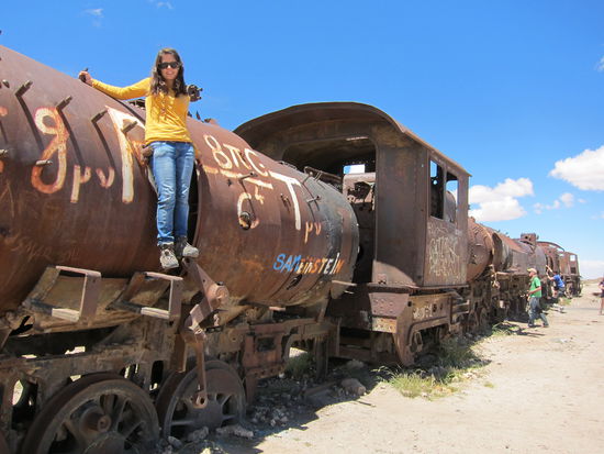Kurz vor Uyuni liegt der Friedhof der Züge mit zahlreichen alten Dampflokomotiven und Waggons