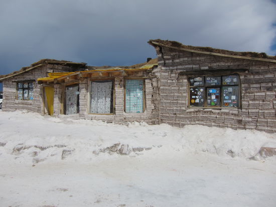 Irgendwo mitten auf dieser weißen Fläche wurde ein Hotel komplett aus Salz errichtet. Es ist allerdings illegal, da die Benutzung, vor allem durch die sanitären Anlagen, den See verschmutzen.