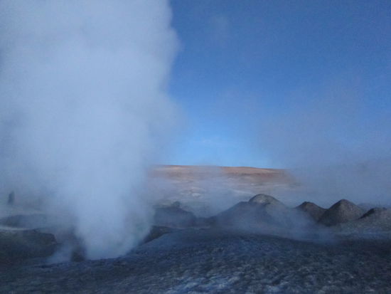 Sol de manana: Dieses Gebiet zeichnet sich durch intensive vulkanische Aktivität und Geysire aus. Es liegt außerdem auf einer Höhe von 4850 Meter über dem Meeresspiegel und somit haben wir doch noch unser persönliches Ziel erreicht: höher zu sein als Europa (der Mont Blanc ist 40m kleiner) und das ohne klettern zu müssen 