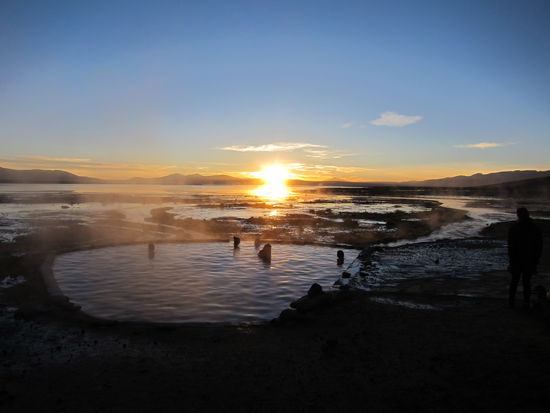 An diesem Morgen erreichten wir schon bei Sonnenaufgang heiße Quellen und nach kurzem Zögern standen wir dann doch bei 0 Grad Außentemperatur im Bikini da und sprangen in das 30 Grad warme Becken.