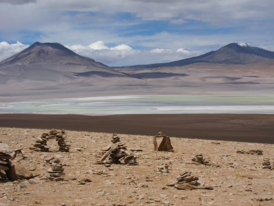 Blick auf eine weitere Lagune, umrahmt von Vulkanen.