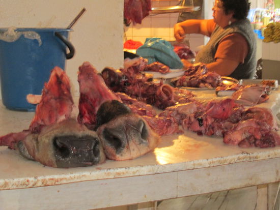 Leider musste man jedes Mal durch die Todesstraße auf dem Markt, um an die Fruchtstände zu kommen 