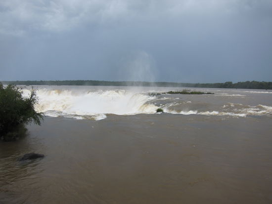 Langsam nähern wir uns am Fluss Iguazú dem Rauschen der Wasserfälle...