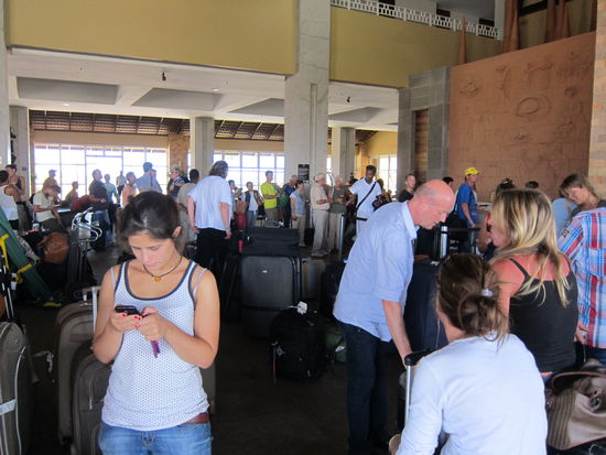 Warten Warten Warten, Hauptbeschäftigung: Schlange stehen!