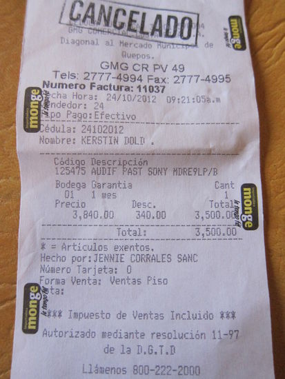 Was fällt auf dem Einkaufszettel auf?
Da steht mein Name...Ich hab noch nie so einen offiziellen Kauf gemacht und das für simple Kopfhörer. Nachdem ich sie im Laden ausgesucht hab, hat der Verkäufer 5min ein Formular ausgefüllt, dann ist er weitere 5min verschwunden, um alles im PC einzutippen, danach hat er endlich die Vitrine aufgeschlossen, die Kopfhörer rausgeholt und mich in einen Hinterraum begleitet, in dem ich bezahlen und mein Name aufschreiben musste. Danach bin ich zum Ausgang in der Hoffnung endlich die Kopfhörer ausgehändigt zu bekommen. Aber nein, dann hat der Verkäufer die Verpackung geöffnet und mir den Inhalt genau gezeigt, damit ich auch weiß was ich kaufe. Danach endlich endlich durfte ich den Laden verlassen. Und dieser Aufwand für nur 3500 Colon, circa 6 Euro 