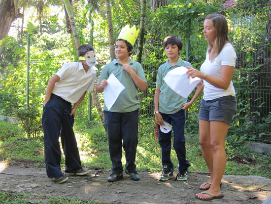 5. Klasse im Englischunterricht: da es das Ende des Schuljahrs ist, wird ein Theaterstück (Wo die wilden Kerle wohnen) einstudiert