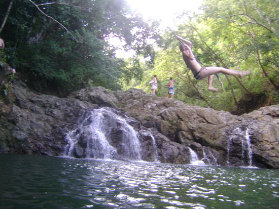 und im Wasserfall plantschen