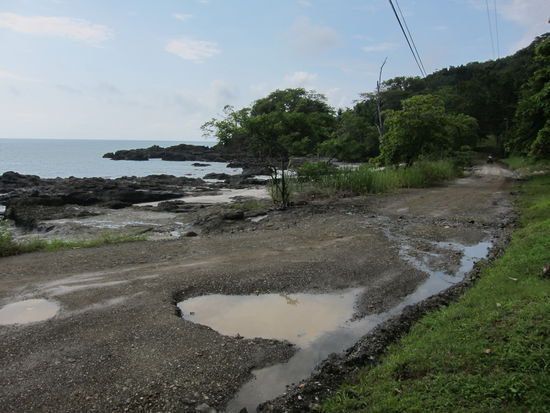 Die Hauptstraße nach Cabuya (so sehen eigentlich alle Straßen aus, welche die Dörfer auf der Halbinsel Nicoya verbinden)