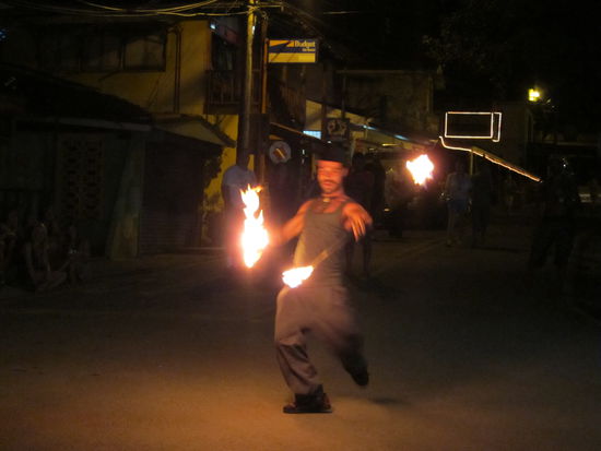 Feuershow in der Straße