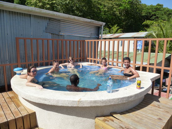 Nach kurzer Zeit am Strand, haben wir festgestellt, dass wir den überall haben können, aber einen Pool im Hostel ist was Besonderes! Deshalb haben wir das ganze Wochenende auch genau hier vebracht