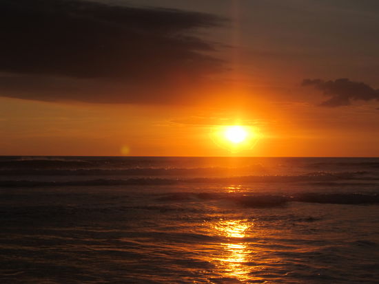 Für den Sonnenuntergang haben wir dann doch mal kurz den Pool verlassen, denn in Montezuma können wir die Sonne leider nicht ins Meer unter gehen sehen