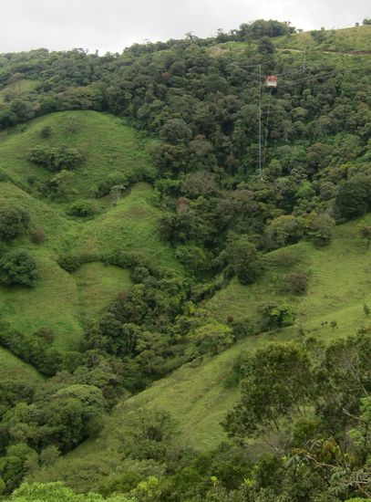 149m in die Tiefe
In den paar Sekunden an der Kante der Plattform sollte man nicht darüber nachdenken, was man da tut, ansonsten dreht man gleich wieder um. Einfach springen und die 4 Sekunden freier Fall "geniessen".
